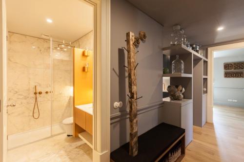 een badkamer met een inloopdouche en een toilet bij FLH Praça Rossio Exquisite Apartment with View in Lissabon
