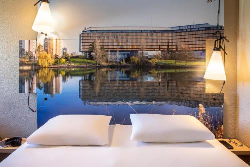 um quarto de hotel com vista para um lago em ibis Paris Creteil em Créteil