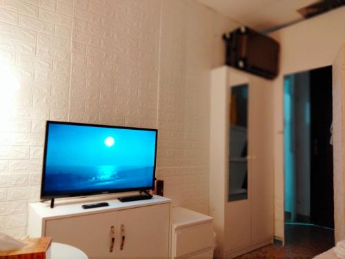 TV a/nebo společenská místnost v ubytování Affordable transient - not a hotel - sharing kitchen and washrooms