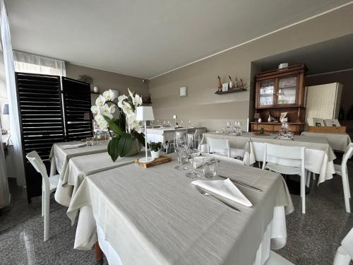 Ein Restaurant oder anderes Speiselokal in der Unterkunft Hotel e Ristorante Cassone 