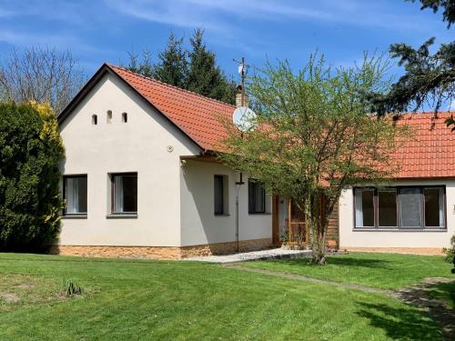 a white house with a red roof at Chalupa Lužnice in Třeboň