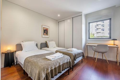 Postel nebo postele na pokoji v ubytování Nomads Lux - 2BDR & Parking Flores Square Porto