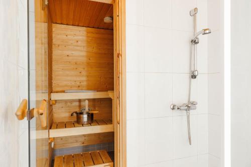Terassi merelle ja oma sauna Hietalahdenrannassa tesisinde bir banyo