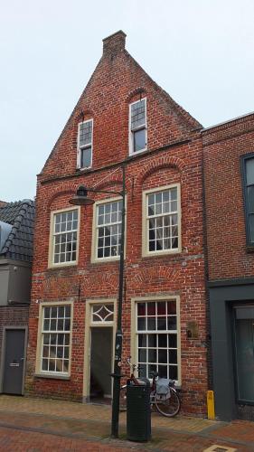 a brick building with a bicycle in front of it at B&B Ferdivedaasje in Dokkum