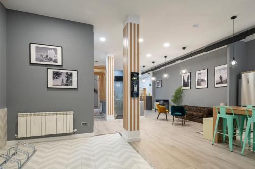 una representación de un vestíbulo con mesa y sillas en Albergue Alda Pilgrim Ponferrada, en Ponferrada