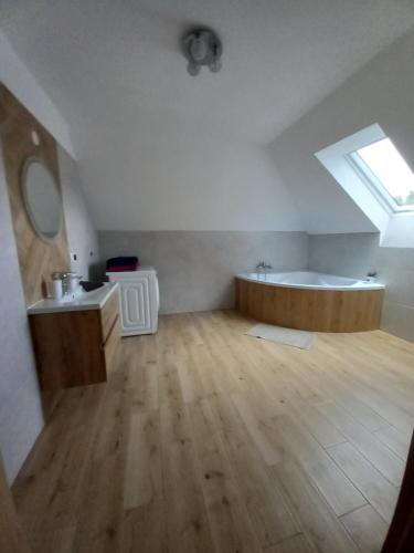 ein Badezimmer mit einer Badewanne, einem Waschbecken und einem Spiegel in der Unterkunft Dom przy Zagrodzie in Nowy Targ
