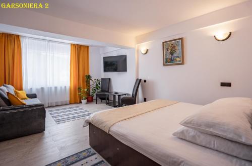 1 dormitorio con 1 cama y sala de estar en CASA LUCHIANCU SRL en Buşteni