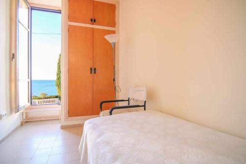 1 dormitorio con cama y ventana grande en Apartamento con vistas al mar - Anfiteatro 18 en Calpe