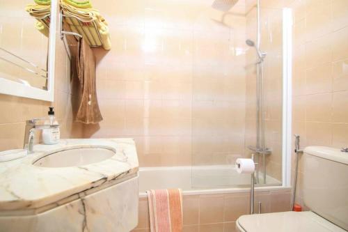 a bathroom with a sink and a shower and a toilet at Apartamento con vistas al mar - Anfiteatro 18 in Calpe