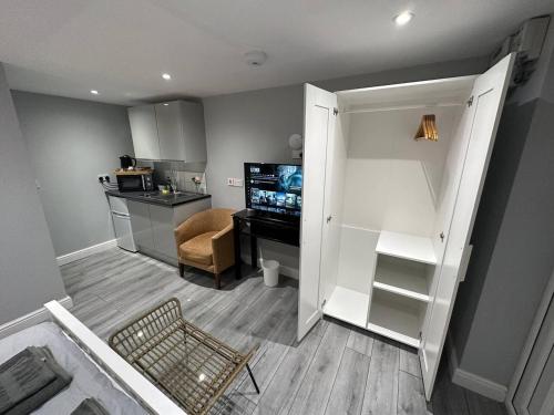 a room with a kitchen with a desk and a chair at Luxury Detached Studio Apartment in Luton in Luton