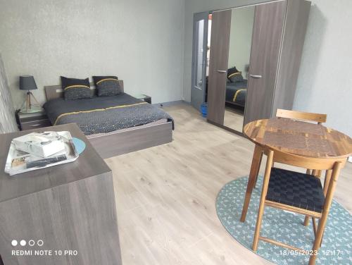 1 dormitorio con 1 cama, 1 mesa y 1 silla en Appartement déplacement Quartier Victor Hugo, en Nevers