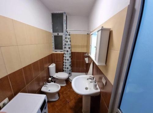 een badkamer met 2 wastafels en 2 toiletten bij BEACH FRONT RIEM in Durrës