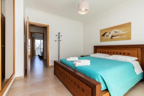 een slaapkamer met een bed met handdoeken erop bij Villa Amarela by AlgarveManta in Manta Rota
