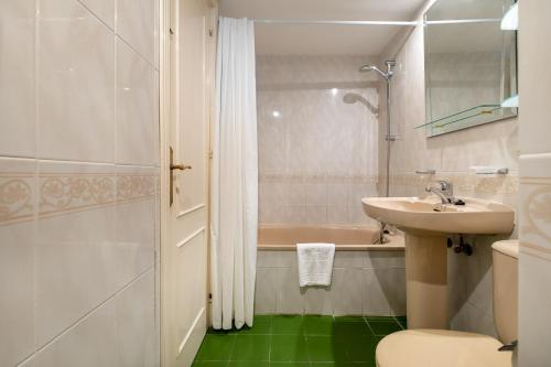 a bathroom with a sink and a toilet and a tub at Pueblo Marina Seaside Apartaments by Alfresco Stays in Mijas Costa