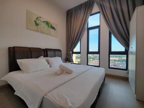 Schlafzimmer mit einem großen weißen Bett und großen Fenstern in der Unterkunft The Grand SS15 Sunway 4Pax 2BRs City View - Free WiFi, Infinity Pool & Gym in Subang Jaya