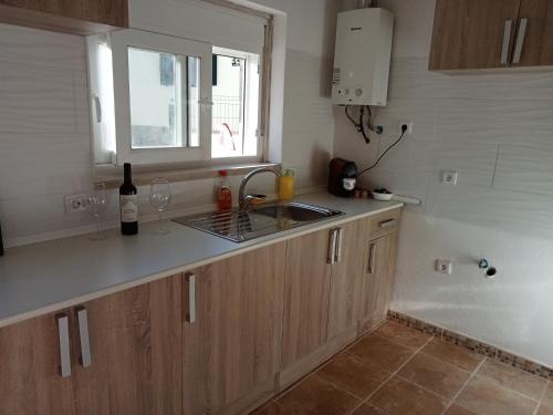 a kitchen with a sink and a window at Estúdio privado 30 km Lisboa in Gradil