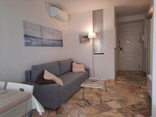 sala de estar con sofá y mesa en Romana Playa 7, Soleuropa, en Marbella
