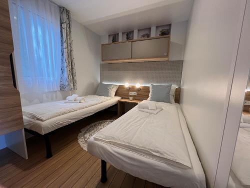 ein kleines Zimmer mit 2 Betten und einem Fenster in der Unterkunft Medeja in Osor