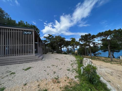 une maison sur la rive d'une masse d'eau dans l'établissement Medeja, à Osor