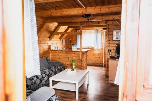 una sala de estar con un sofá y una mesa en Domki Bałtyckie, en Władysławowo