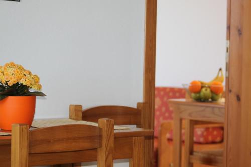 une salle à manger avec une table et un vase de fleurs dans l'établissement Villa Irini, à Almyrida