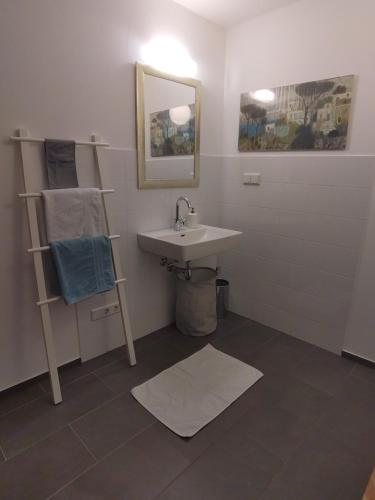 a bathroom with a sink and a mirror at B&B Rosenrot in Eichberg