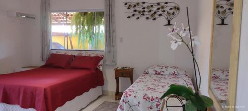 a small bedroom with a bed and a window at Pousada Filhos da Canastra in Vargem Bonita