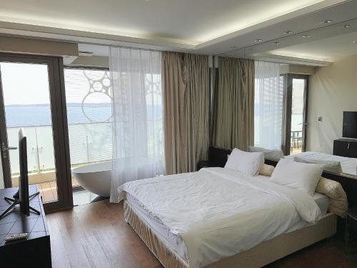 Postel nebo postele na pokoji v ubytování Seopjikoji Oceanview Apartment