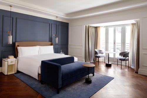 una camera con letto e parete blu di InterContinental Rome Ambasciatori Palace, an IHG Hotel a Roma