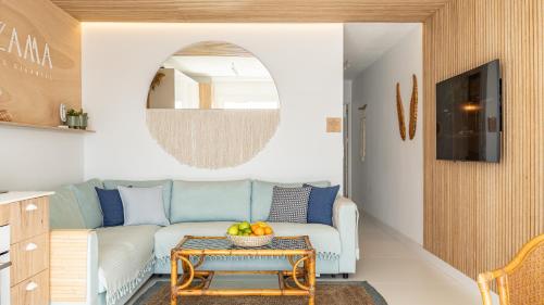 sala de estar con sofá y mesa en ZAMA Apartment en Acantilado de los Gigantes