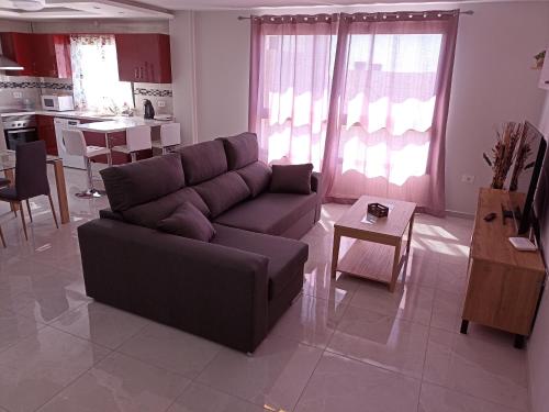 un soggiorno con divano e tavolo di oasis en Tenerife 3 a El Escobonal