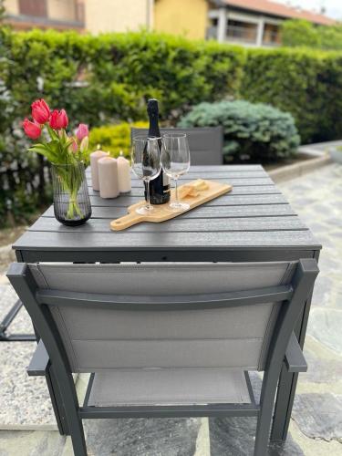 una mesa de picnic con copas de vino y flores. en La Mirage, en Desenzano del Garda