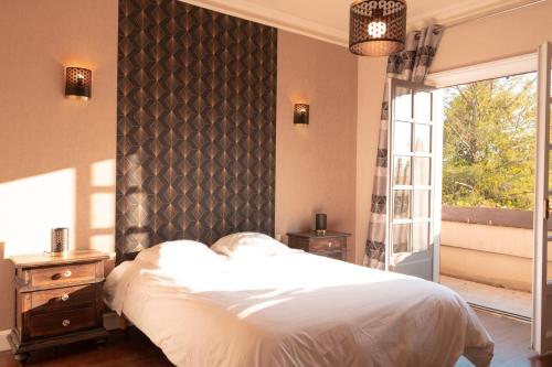 Dommartin的住宿－Villa des gones，卧室配有白色的床和窗户。