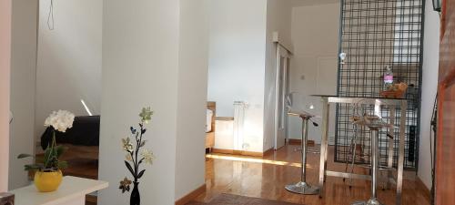 uma sala de estar com paredes brancas e uma lareira em Casa Dei Leoni, luminoso open space immerso nel verde em Roma