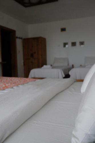 Een bed of bedden in een kamer bij Ceneviz Hotel