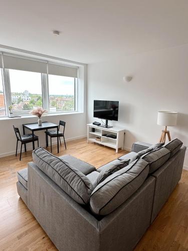 a living room with a couch and a tv at Holloway Studio in London