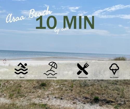 a sign at the beach with the words ocean beach min at Dronninglund Appartements in Dronninglund