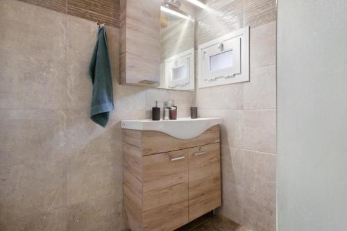 A bathroom at Yiannis Suite with Sea View 10