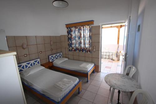 Postel nebo postele na pokoji v ubytování Ladikos Beach Hotel
