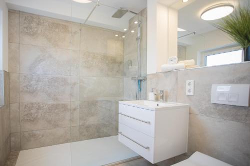 温特贝格Welcome in - Appartement Winterglück, prachtige omgeving, ski- en fietsberging的带白色水槽和淋浴的浴室