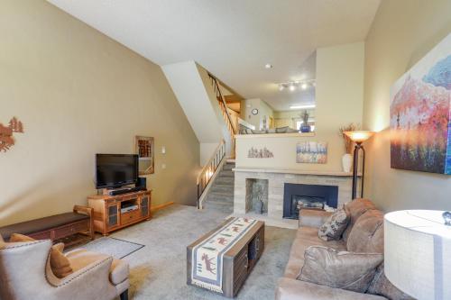 Televisyen dan/atau pusat hiburan di Ski in Ski Out Cedars Chalet 2BR and Close to Everything