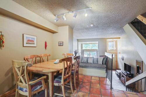 Ruang duduk di Ski in Ski Out Cedars Chalet 2BR and Close to Everything