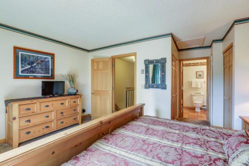 Katil atau katil-katil dalam bilik di Ski in Ski Out Cedars Chalet 2BR and Close to Everything