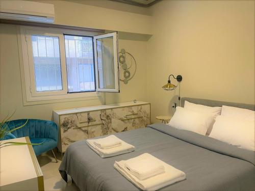 ein Schlafzimmer mit einem Bett mit zwei Handtüchern darauf in der Unterkunft Apartment 55 Fix in Athen