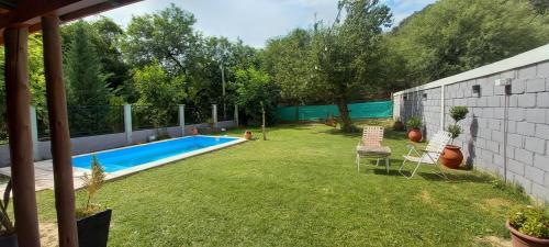 patio trasero con piscina en Casa de campo en Belén