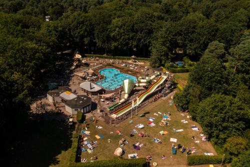 een luchtzicht op een waterpark met een zwembad bij RCN het Grote Bos in Doorn