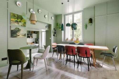 奧爾良的住宿－La Loge Gogaille - Fernand Rabier - accès autonome，一间带桌椅的用餐室