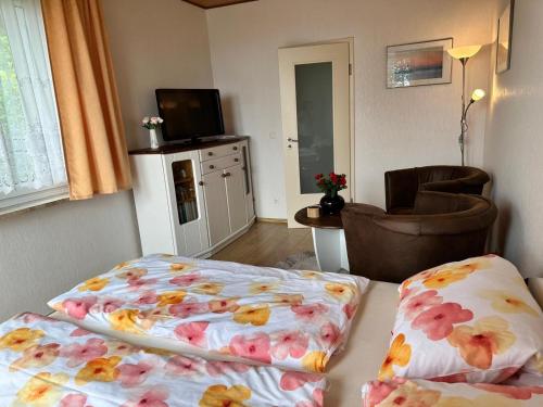 ein Hotelzimmer mit einem Bett und einem TV sowie einem Zimmer in der Unterkunft Ferienhaus Seeblick in Sassnitz