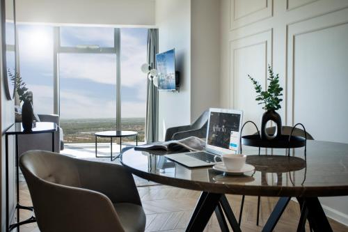 Телевизор и/или развлекательный центр в In The Sky - Apartamenty w Sky Tower