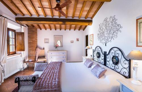 - une chambre avec un grand lit blanc dans l'établissement Colto Dei Pallanti, à Cavriglia